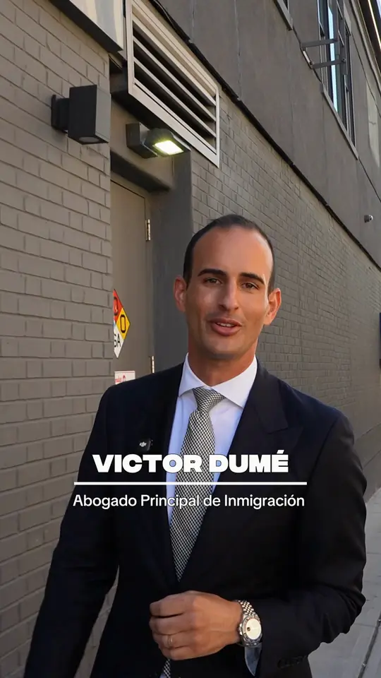 Victor J. Dumé, abogado principal de inmigración, frente a la oficina